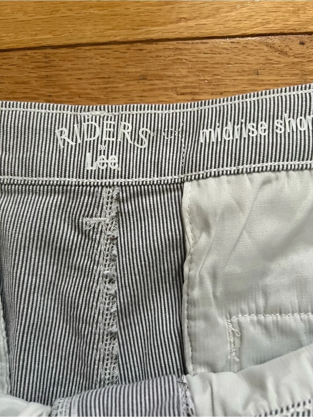 Riders By Lee 6” White And Blue Stripes Women’s Shorts Size 20
